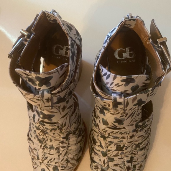 Gianni Bini bootiekryy
BLACK FRIDAY DEALS CHECK OUT MY CLOSET - Picture 6 of 7